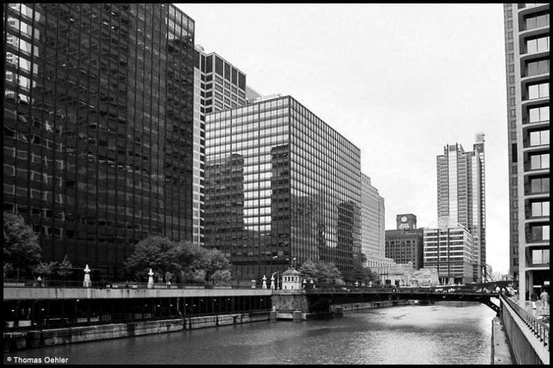 Blick von der Adams Street auf den Chicago River; September 2005