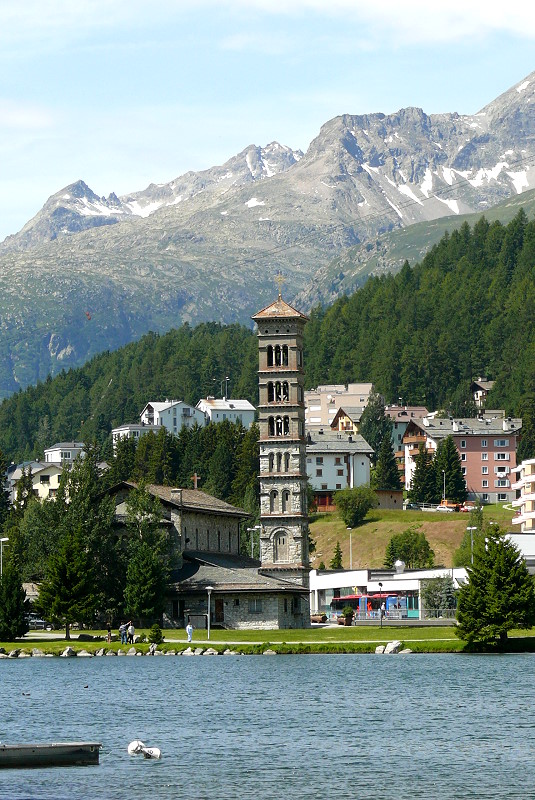Blick am 21.07.2009 über St.Moritzer See auf den Schiefen Kirchen-Turm