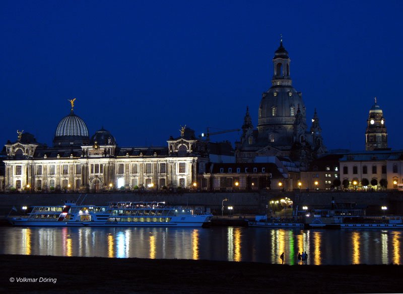 Blick am Abend ber die Elbe auf das Terrassenufer, die Brhlsche Terrasse, Frauenkirche und Rathausturm  - 5.7.2006
