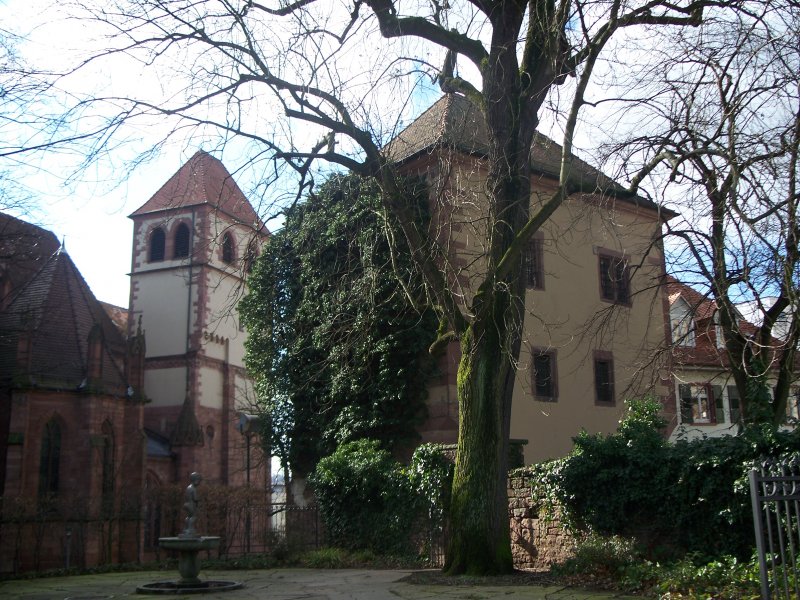 Blick auf den Archivturm der Pforzheimer Schlossanlage. Im Hintergrund ist das Wahrzeichen der Stadt Pforzheim zu sehen. Die
Schloss- und Stiftskirche St. Michael.