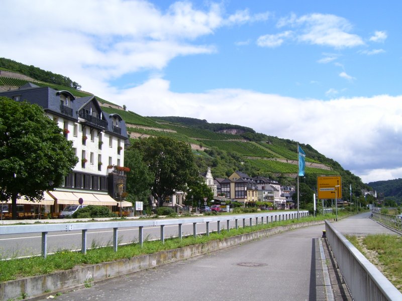 Blick auf Assmanshausen am Rhein und die B42 (Koblenz-Wiesbaden); 24.07.2007