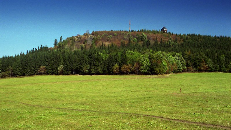 Blick auf den Brenstein (898 m), welcher sich sich ber dem gleichnamigen Ort an der deutsch-tschechischen Grenze erhebt.