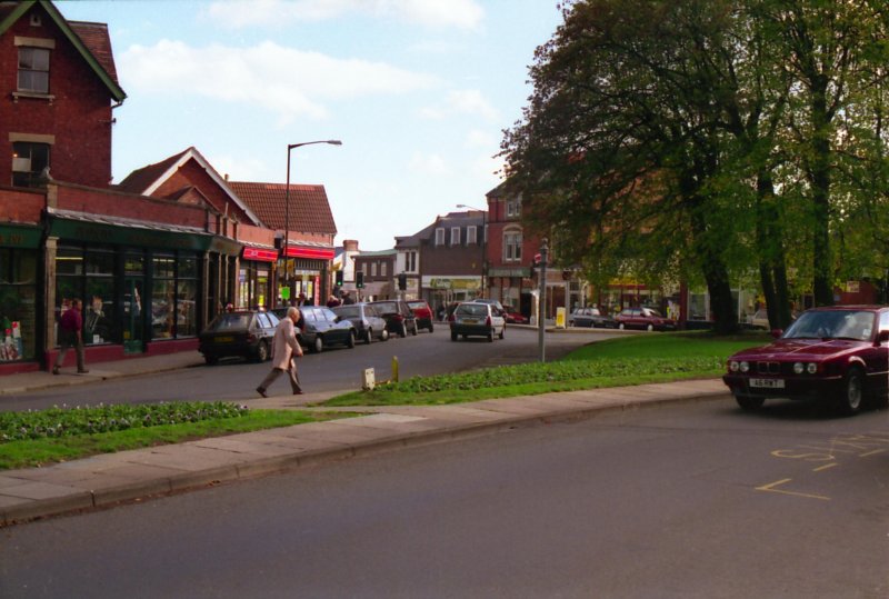 Blick auf Bernards Green - hier kann man in vielen kleinen Lden einkaufen gehen (alle was man fr den tglichen Bedarf braucht - Haushaltswaren, Gemseladen, Weinladen, Supermarkt und vieles mehr)