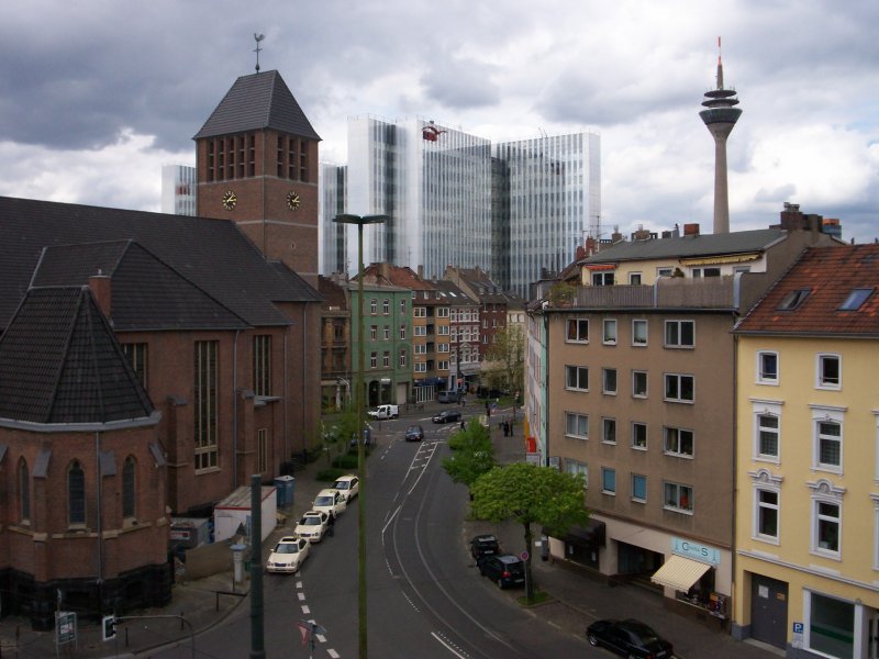 Blick auf Bilker Kirche, Verwaltungsgebude und Dsseldorfer Fernsehturm