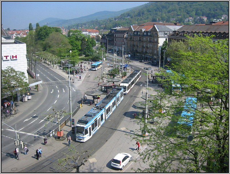 Blick auf den Bismarckplatz, einem zentralen Nahverkehrsknotenpunkt der Stadt Heidelberg. (11.05.2006)
