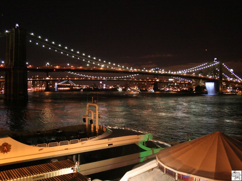 Blick auf die Brooklyn Bridge vom Pier 17 in Manhatten aus. Aufgenommen am 18. September 2008.