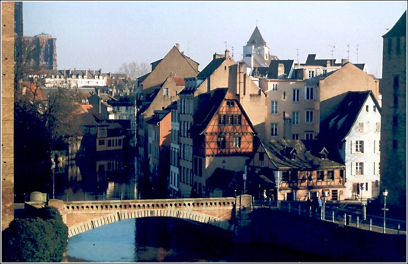 Blick auf den Canal (Zornmhl) mit der sdlichen Brcke der Ponts Couverts. Links oben ist noch ein Teil des Mnsters zu erkennen. Scan vom Dia, 12.2002 (Matthias)