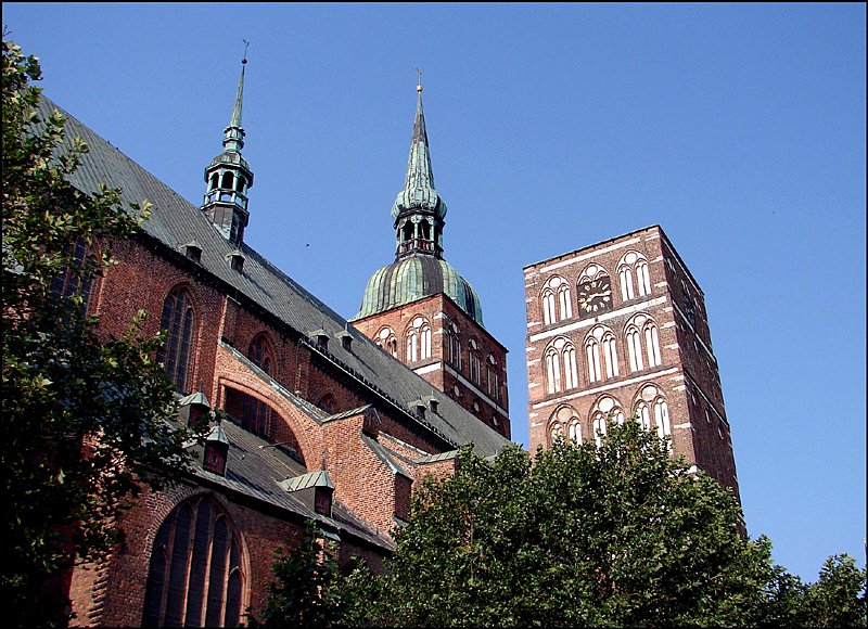 Blick auf die Doppeltrme der Basilika  St. Nikolai  zu Stralsund..(erstmalig urkundlich erwhnt Anno 1276 )