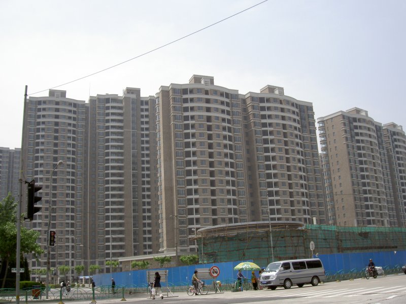 Blick auf einen Wohnkomplex in Shanghai PuDong. Diese Wohnungen knne dann von der Mittelschicht gekauft werden. Sahnghai YanGao Lu am 20.05.2006.
Wenn so eine Wohnung gekauft wird gehrt sie 50 Jahre dem Kufer. Danach ist es wieder Staatseigentum. Somit kann man keine Immobilien vererben.
