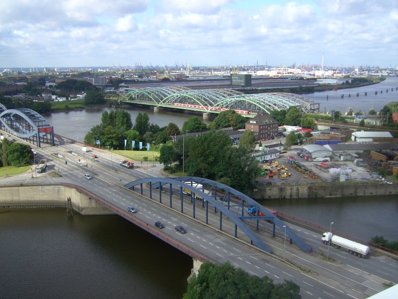 Blick auf die Elbbrücken und den Hamburger Hafen. (Aufnahme: 13. August 2008)