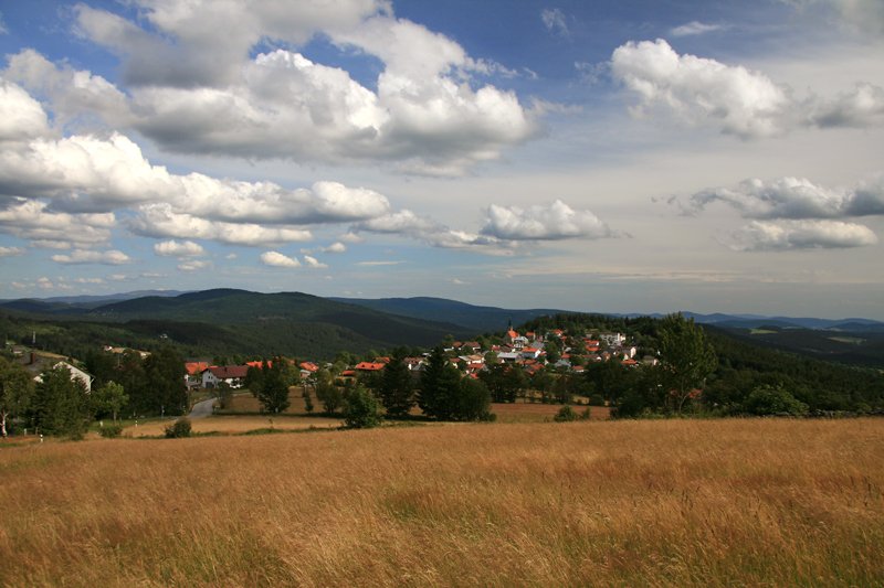 Blick auf Finsterau im Bayerischen Wald. Der Ort liegt an der Grenze zu Böhmen und ist durch sein Freilicht-Bauernmuseum bekannt. Aufnahme vom 08.07.07.