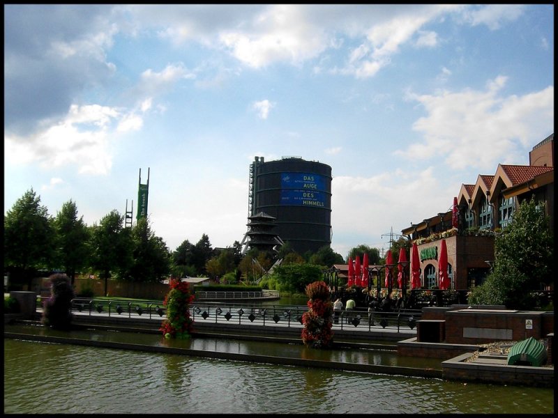 Blick auf den Gasometer in Oberhausen... Fotografiert von der Meile (Promenade) des Centro Oberhausen.