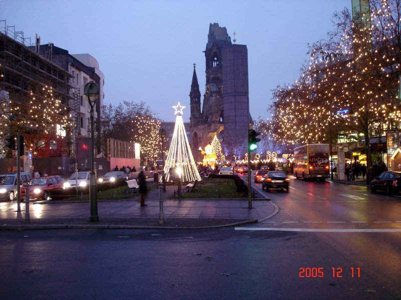 Blick auf die Gedchtniskirche, whrend des Weihnachtsmarktes am Kudamm 2005. 