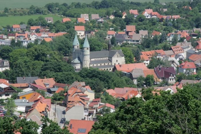 Blick auf Gernorde mit der Stiftskirche Sankt Cyriakus aus dem 10. Jh.