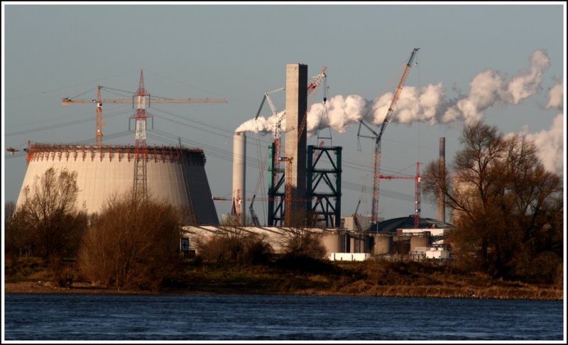 Blick auf die  Grobaustelle Block 10  des Steinkohlekraftwerks Duisburg-Walsum. Fotografiert vom Rheinufer Duisburg-Bruckhausen am 01.12.2007. Entfernung ca. 3,5 km
