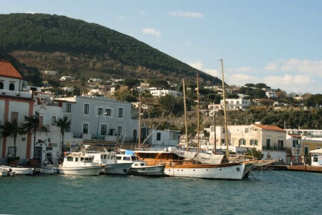 Blick auf die Hafenpromenade von Ischia Porto; 09.02.2008