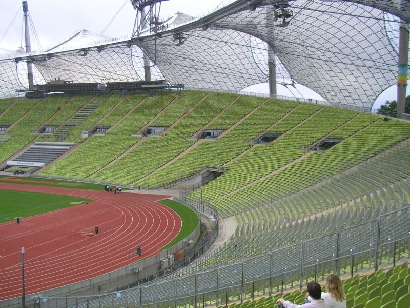 Blick auf die Haupttribne und die auergewhnliche Dachkonstruktion.