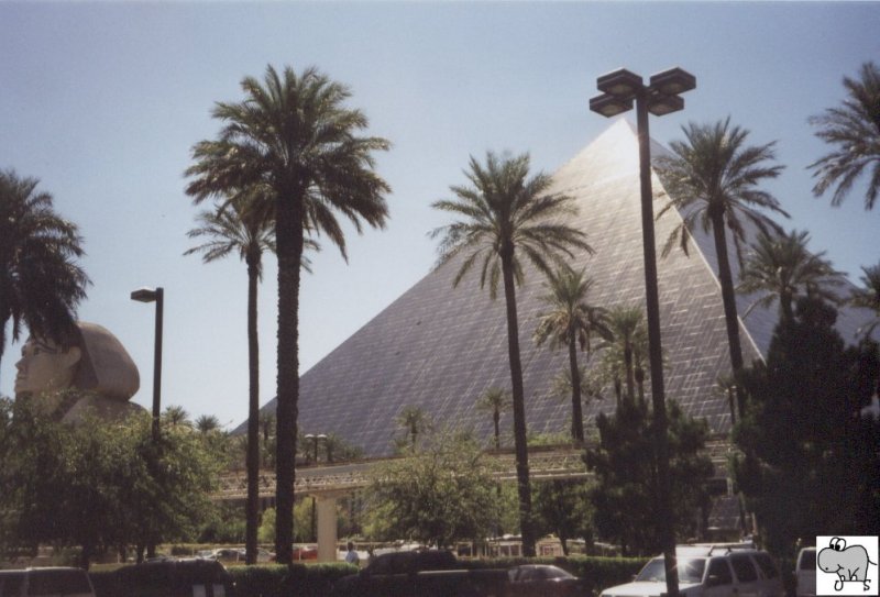 Blick auf das Hotel  Luxor  am Las Vegas Strip. Die Aufnahme entstand am 09. September 2002.