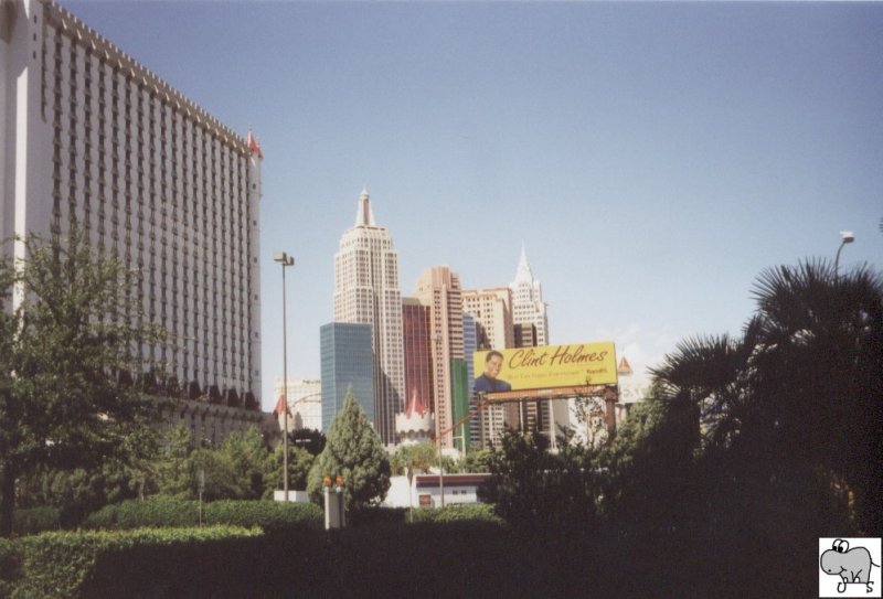 Blick auf das Hotel  New York New York  am Las Vegas Strip. Die Aufnahme entstand am 09. September 2002.