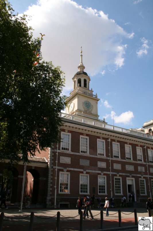 Blick auf die Independence Hall in Philadelphia. Das Gebude wurde im Jahre 1741 als State House fr die Kolonie-Regierung von Pennsylvania fertiggestellt. Im Jahre 1776 wurde, nachdem sich 1775 der zweite Kontinentalkongress getroffen hatte, in dem Gebude die Unabhngigkeit der amerikanischen Kolonien von Grobritannien unterzeichnet. Auch die Verfassung der Vereinigten Staaten von Amerika wurde dort 1787 durch die Philadelphia Convention ausgearbeitet. Dadurch hat sich langlufig der heutige Name Independence Hall (Halle der Unabhngigkeit) etabliert. 