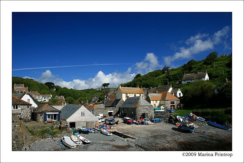 Blick auf den kleinen Fischerhafen von Cadgwith - Lizard Halbinsel, Cornwall, England.