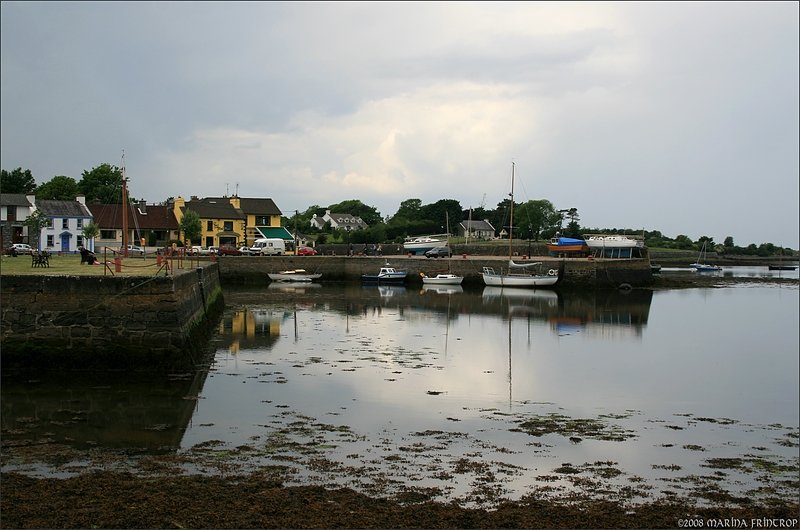 Blick auf den kleinen Hafen von Kinvarra, Irland Co. Galway.