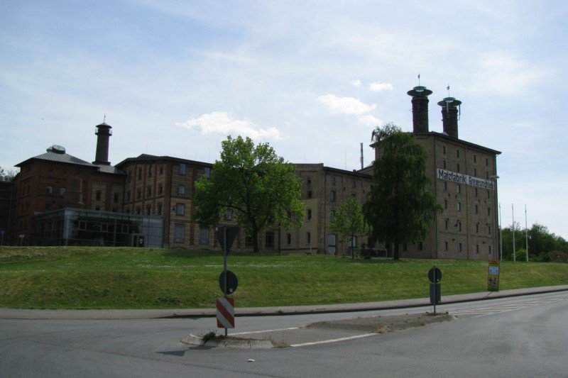 Blick auf die Kreisverwaltung,dem technischen Denkmal  Malzfabrik  von der Lbecker Strae aus, Grevesmhlen 12.05.2008