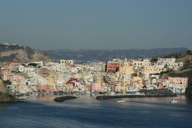 Blick auf Marina Corricella. Der kleine Fischerhafen ist der schnste Ort auf Prcida.