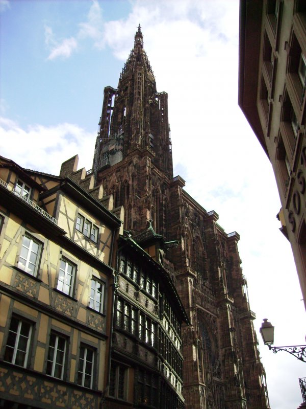 Blick auf den Mnsterturm in Strasbourg mit Seitenfassade der Maison Kammerzell.
Aufnahme am 7. 1. 2008