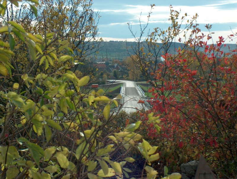 Blick auf die neue Strae ber die Unstrutbrcke nach Laucha - Aufnahme vom 25.10.2005