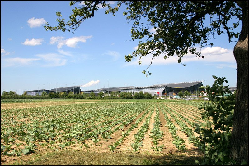 Blick auf die neuen Hallen der Landesmesse Baden-Wrttemberg in Echterdingen beim Flughafen. Viele Hektar wertvollstes Ackerland musste fr die Selbstdarstellung der Wirtschaft weichen. Vielleicht rcht sich das irgendwann mal, wenn zur Versorgung der Bevlkerung jede landwirtschaftliche Flche gebraucht wird. 

http://wulfarchitekten.com/portfolio/neue-messe-stuttgart/

17.6.2007 (Matthias)