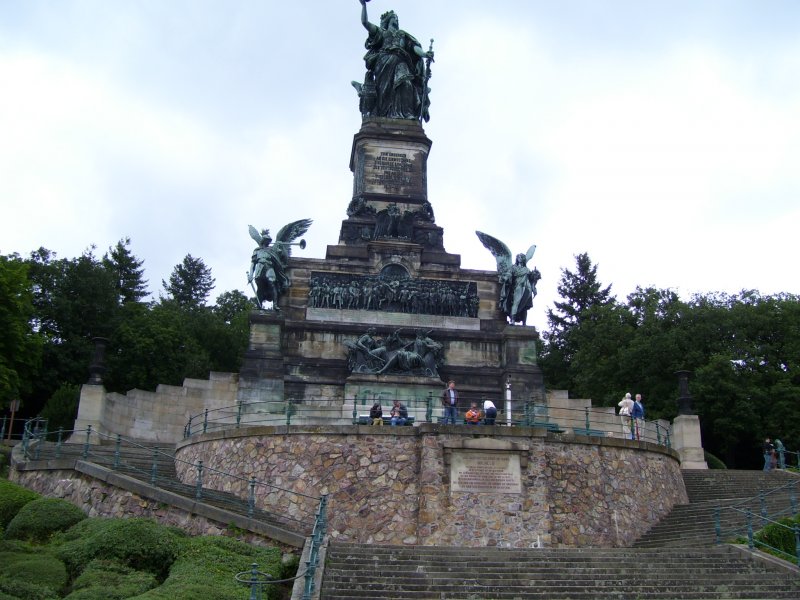 Blick auf das Niederwalddenkmal mit der Germania oberhalb von Rdesheim am Rhein; 24.07.2007