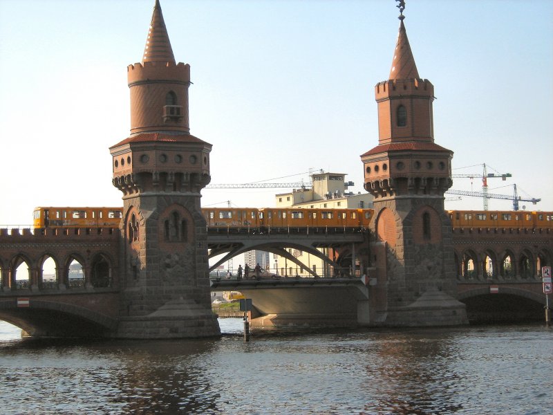 Blick auf die Oberbaumbrcke ber die Spree, Berlin Herbst 2007