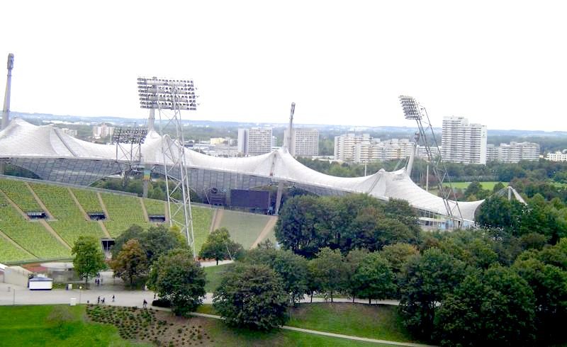 Blick auf das Olympiastadion vom Olympiaberg aus gesehen.