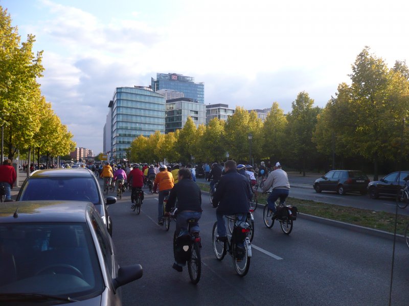 Blick auf den Potsdamer Platz. Noch einige Kilometer, dann endete die 40-km-Runde durch Berlin. Vielleicht regte sie ja wirklich den einen oder anderen zum Nachdenken ber sein Verkehrsverhalten an. Die Mglichkeiten zum Radfahren in der Stadt Berlin haben sich in den letzten Jahren stark verbessert. Natrlich gibt es noch Kritikpunkte (meist sinnfrei angelegte Radverkehrsanlagen), das zeige ich in meinen Bildern auf Staedte-fotos.de ja fters. Neben gesundheitlichen und wirtschaftlichen Vorteilen fr den Fahrer selbst wirkt Radfahren auch entlastend fr die Stadt: weniger Staus, viel weniger Unflle (vgl. Unfallstatistik auf der Webseite der Polizei Berlin), geringer Flchenbedarf. Allerdings sollte man als Radfahrer auch nicht fr Aggressionen sorgen und - wo mglich - nach STVO fahren. (Nicht berall ist das mglich, nicht selten wurden Radfahrer bei den Planungen schlichtweg vergessen)