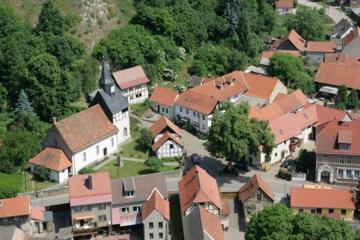 Blick auf Questenberg. Die kleine Gemeinde im Sdharz ist bekannt fr ihren alten germanischen Brauchtum - die Queste. Der Brauch wir am Pfingsmontag statuiert. Unter der Linde steht ein Roland, der fr solch eine kleine Gemeinde sehr untypisch ist und fr viel Spekulationen sorgt.