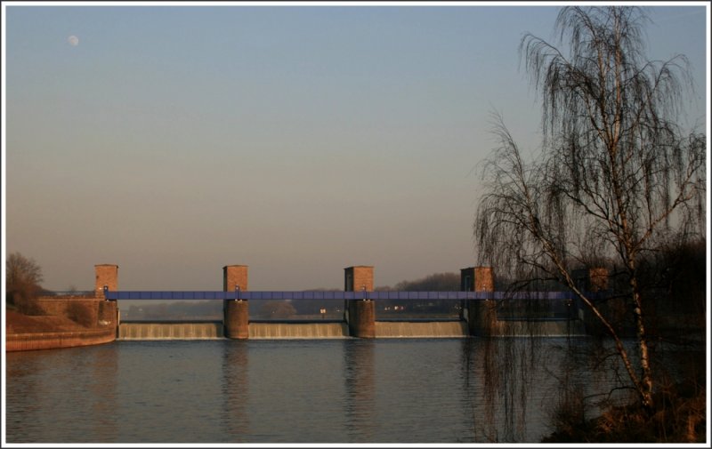 Blick auf das Ruhrwehr in Duisburg-Meiderich aus Richtung Karl-Lehr-Brcke.