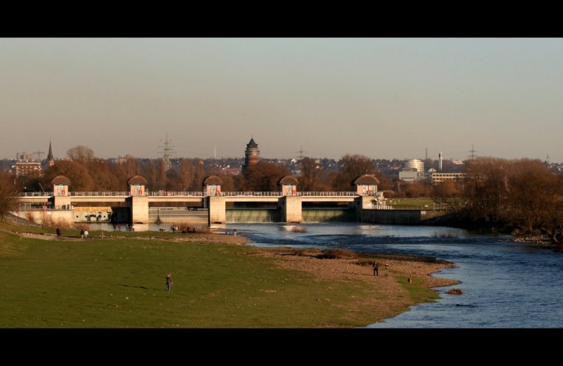 Blick auf das Ruhrwehr Raffelberg - Mlheim an der Ruhr. Foto vom 10.02.2008