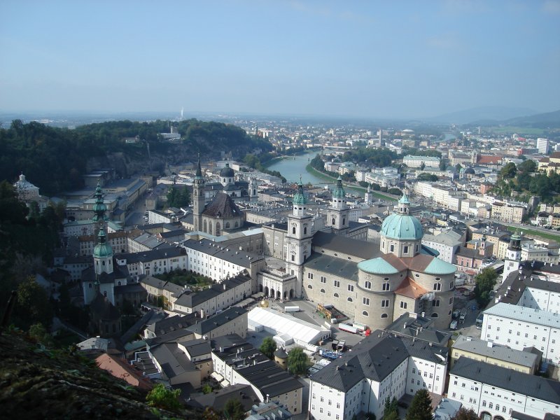 Blick auf Salzburg von der Burg Hohen Salzburg aus. Am Bild erkennt man gerade den Aufbau des Rupertikirtages beim Dom.  19.09.09