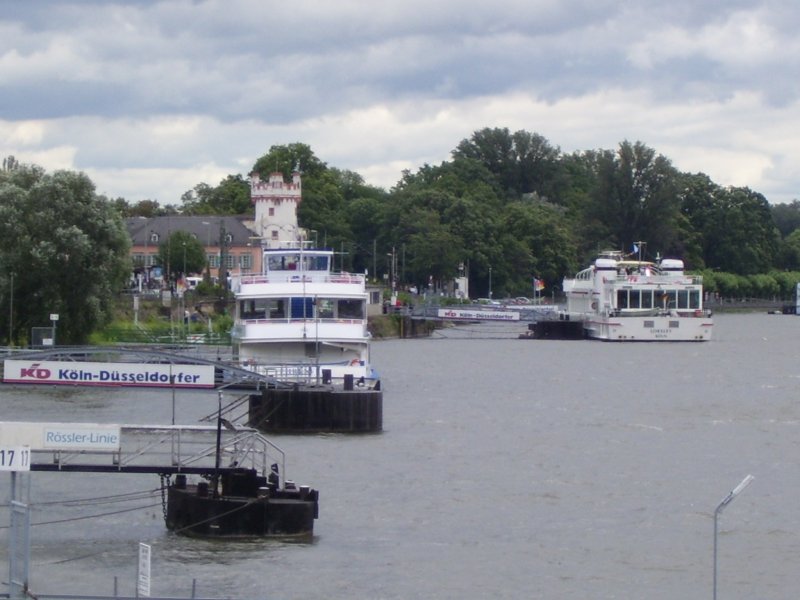Blick auf die Schiffsanlegen der KD in Rdesheim am Rhein; 24.07.2007
