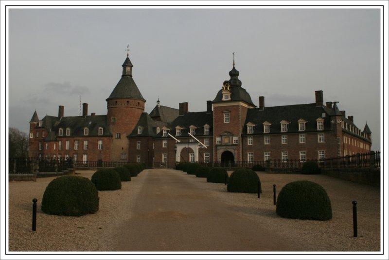 Blick auf Schloss Anholt -  Die Wasserburg Anholt war namensgebend fr die ehemalige Stadt Anholt, heute ein Stadtteil von Isselburg in Nordrhein-Westfalen. Ihre Ursprnge liegen in einem Wehrbau aus dem 12. Jahrhundert zu Sicherung des Besitzes des Bistums Utrecht. Auch wenn der Name nahe legt, Anholt sei eine Burg, handelt es sich eigentlich um ein Schloss.  Textquelle und weitere Infos: http://de.wikipedia.org/wiki/Burg_Anholt