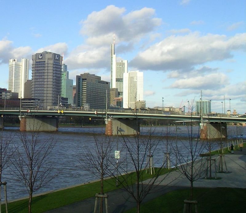 Blick auf die Skyline aus Sdwesten, auf der anderen Main-Seite. 