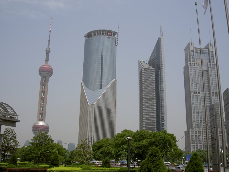 Blick auf die Skyline von Shanghai Pudong. Shanghai 30.06.2006.