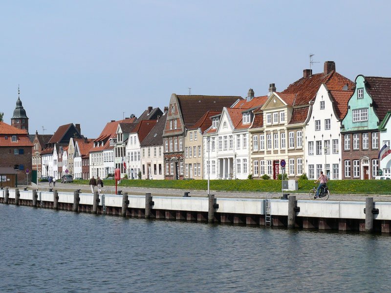 Blick auf die Strae Am Hafen, sie gilt als die bedeutendste Uferstrae Norddeutschlands und die gesamte Huserzeile steht unter Denkmalschutz; Glckstadt, 26.04.2009
