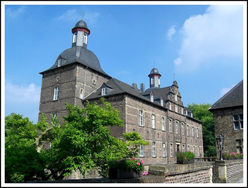 Blick auf die Sdfassade des Herrenhauses von Schloss Hugenpoet (zum Stadtteil Essen-Kettwig zhlend)... Als Wasserburg mit Vorburg und Brcken erstmalig 778 als Knigsgut Karls des Groen erwhnt. Nach zwei Zerstrungen, 1478 durch Brand und 1633 durch Kriegshorden, wurde die Burg als Schloss 1647 in der heutigen Gestaltet errichtet und im vorigen Jahrhundert berarbeitet. Seit 1831 im Besitz der Freiherren von Frstenberg.