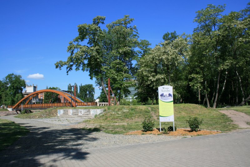 Blick auf die Theaterinsel, mit ehemaligem Eingang zum Theater, Hinweisschild und  Theaterbrcke 