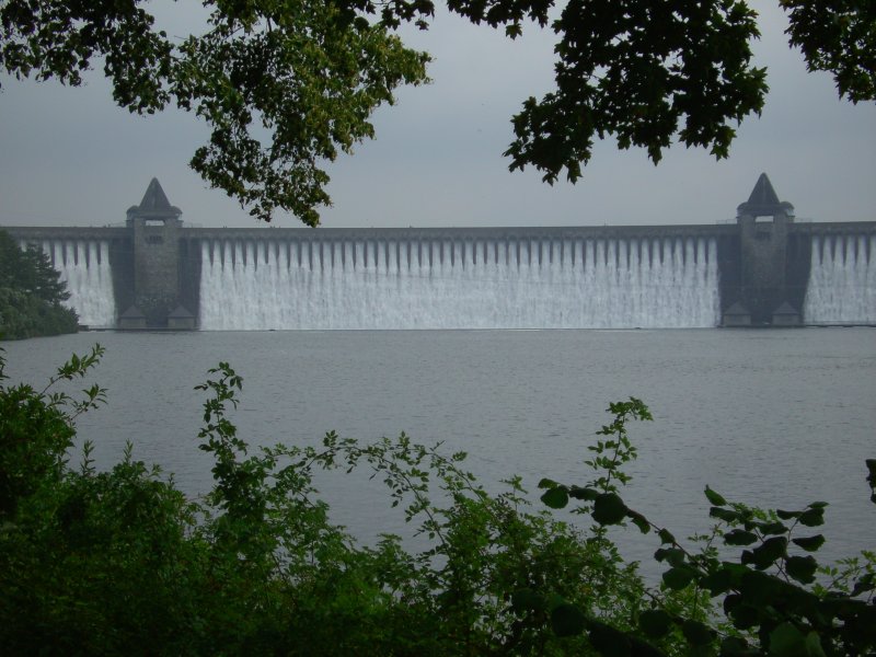 Blick auf die  berlaufende  Sperrmauer der Mhnetalsperre im August 2007.