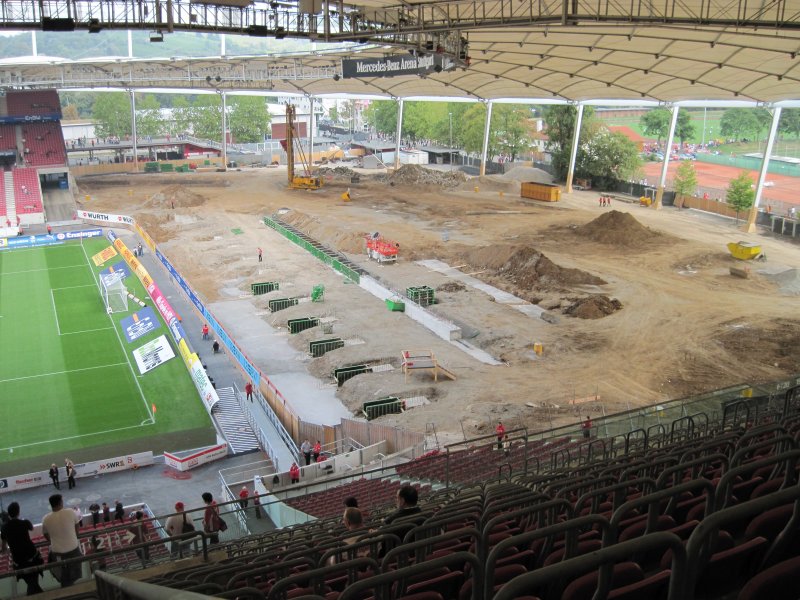 Blick auf die Untertrkheimer Kurve [Baustelle] der Mercedes-Benz Arena(Gottlieb-Daimler-Stadion / Neckarstadion) in Stuttgart vor dem Spiel VfB Stuttgart - 1.FC Kln. Das Spiel endete 0:2 (19.09.2009)
