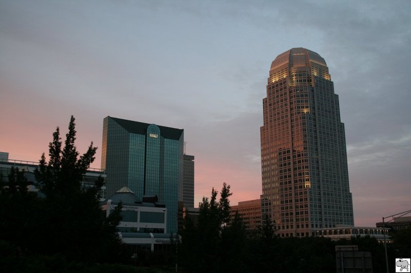 Blick auf das Wachovia Center (rechts) und BB&T Corporation Building (links) im Herzen von Winston-Salem. Die Aufnahme entstand im letzten Abendlicht des 21. September 2008.