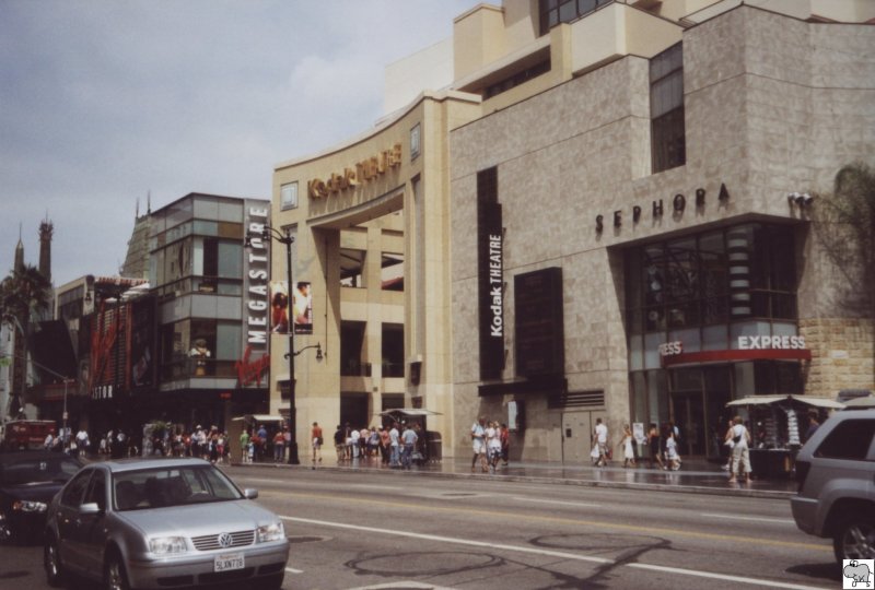 Blick auf das weltberhmte Kodak Theatre am Hollywood Boulevard.
Die Aufnahme entstand am 28. Juli 2006.